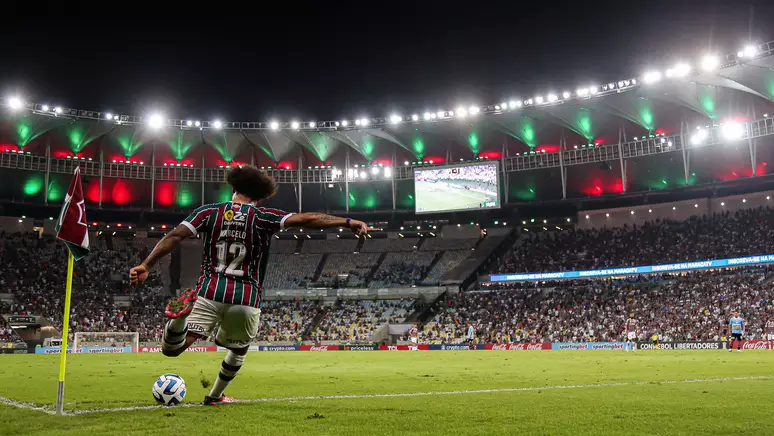 Escanteios asiáticos: entenda as vantagens de apostar com essa técnica 3 Jogador de futebol batendo um escanteio
