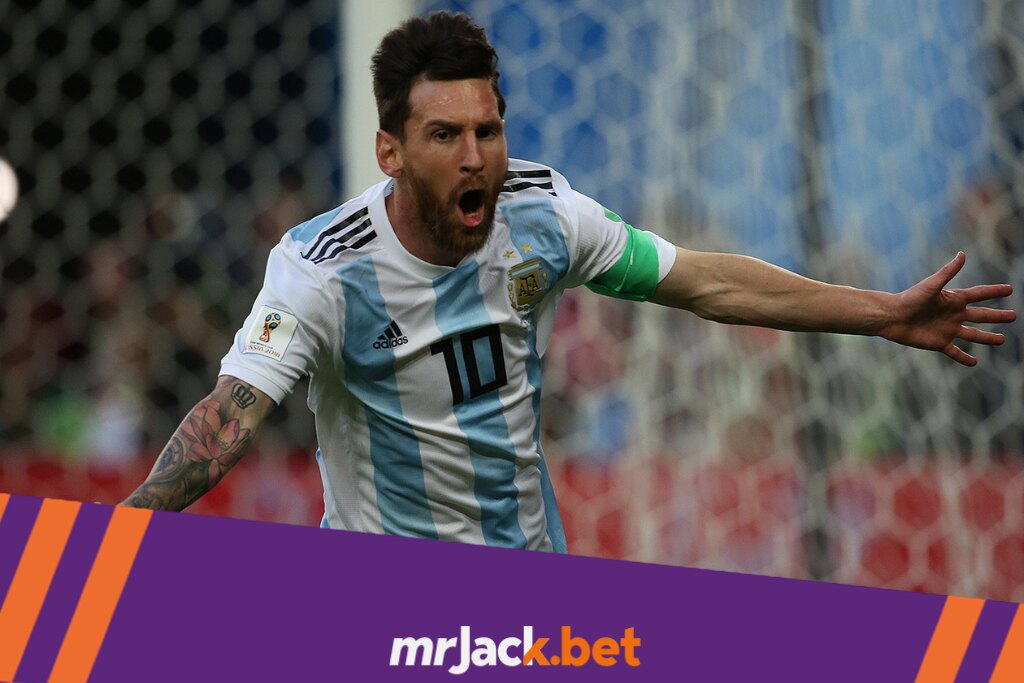 Melhor atacante do mundo: veja quem é, habilidades, números e comparações 2 Messi, com braços abertos, uniforme da seleção argentina, e braçadeira de capitão, comemorando um gol durante partida