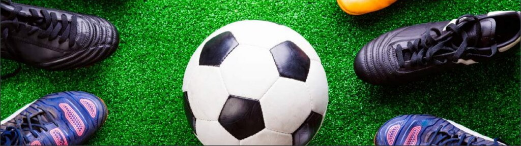 E-Book: 7 erros mais comuns que todo apostador deve evitar para não quebrar sua banca 1 Uma bola de futebol cercada de chuteiras