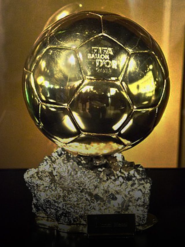 Quais foram os jogadores brasileiros a ganhar a Bola de Ouro?