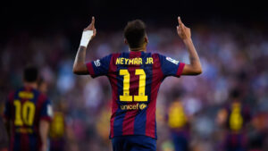 neymar jr comemorando gol pelo barcelona, e se tornando um dos brasileiros com mais gols na champions