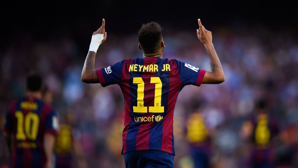 neymar jr comemorando gol pelo barcelona, e se tornando um dos brasileiros com mais gols na champions