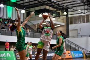 Jogadora prestes a fazer uma festa em uma partida da liga de basquete feminino