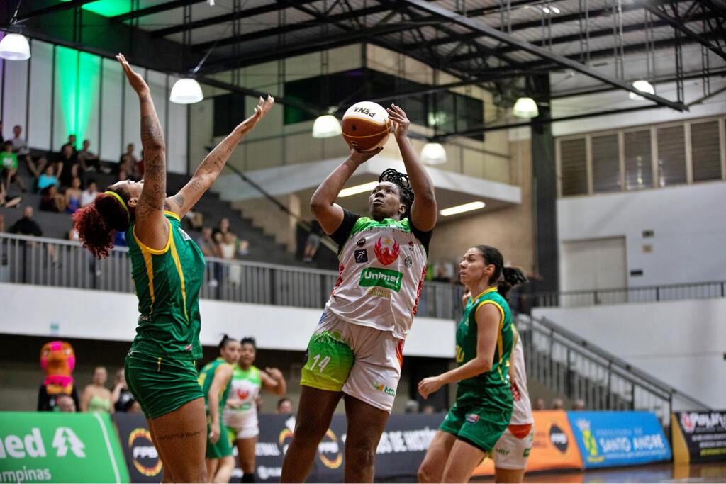 Jogadora prestes a fazer uma festa em uma partida da liga de basquete feminino