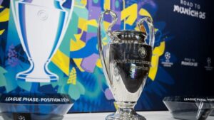 taça da champions disposta para fotos, e que será entregue para o time que passar pelo mata-mata da champions
