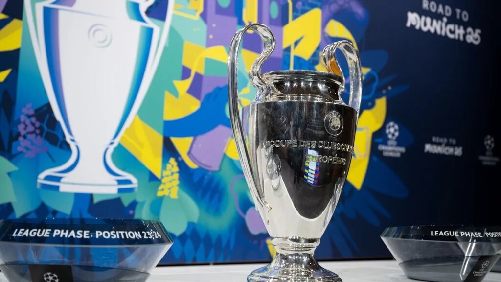 taça da champions disposta para fotos, e que será entregue para o time que passar pelo mata-mata da champions