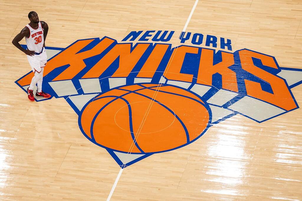 New York Knicks: ídolos e conquistas, confira tudo sobre 5 logo do new york knicks historia pintado no chao da quadra, com um jogador de basquete ao lado