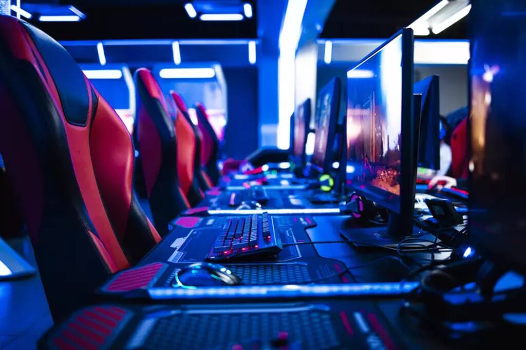 Apostas em ESports: Torneios principais para assistir em 2025 4 cadeiras e pcs gamers prestes a serem usados em um torneio esports